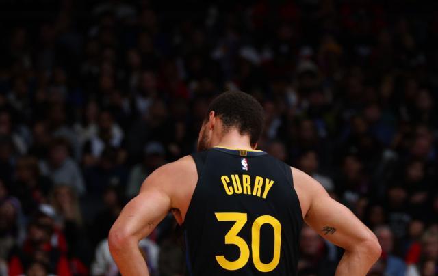 五大联赛直播-36岁库里真老了？犯错遇里程悲，勇士胜率跌破五成