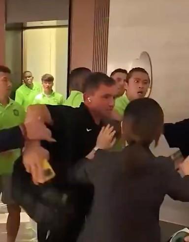 五大联赛直播-博主：有球迷拦着张玉宁签15件球衣，还骂张源外地B