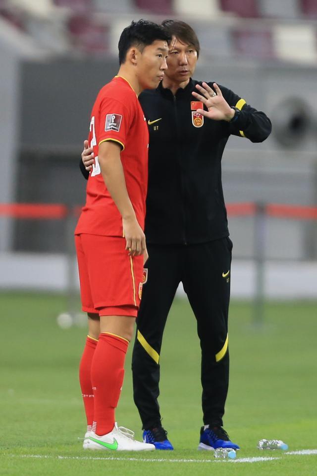 五大联赛直播-犯错梅开二度！国足21岁中卫学费要交到何时？